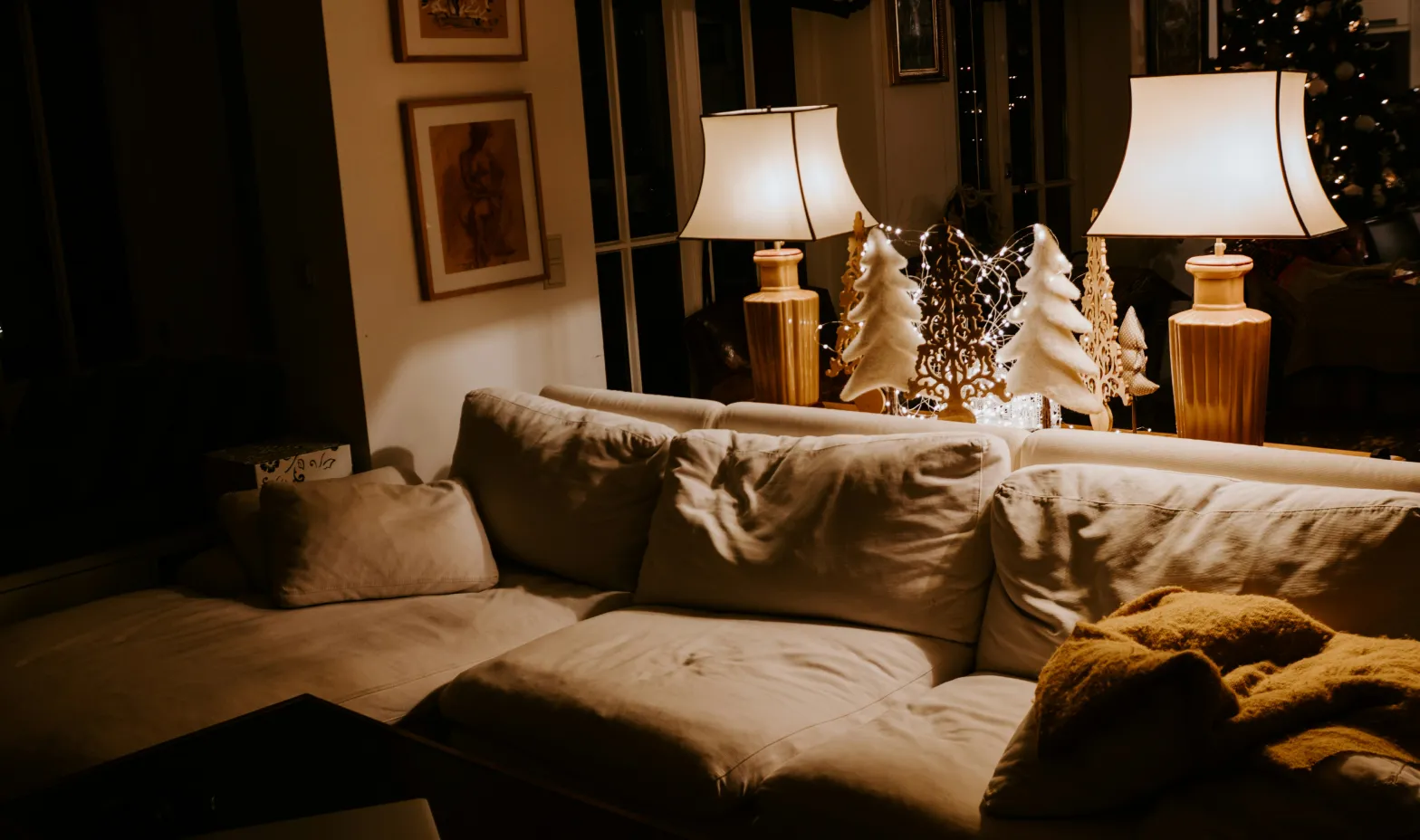 A couple volunteering together at a local shelter during winter